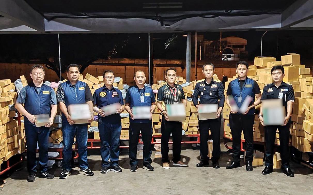 กรมสรรพสามิตลุยปราบบุหรี่เถื่อนต่อเนื่อง ตรวจยึดบุหรี่ 40,500 ซอง ในพื้นที่จังหวัดชลบุรี มูลค่าของกลางกว่า 3.6 ล้านบาท ประมาณการค่าปรับกว่า 38 ล้านบาท
